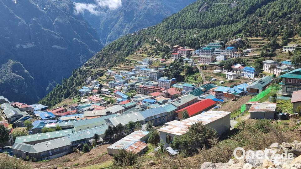 Der an einem Hang gelegene Ort Namche Bazar auf gut 3400 Metern Höhe. "Hier haben wir alle das erste Mal Kopfweh und Schwindel bekommen", erinnert sich Peter Schröder. Bild: Peter Schröder