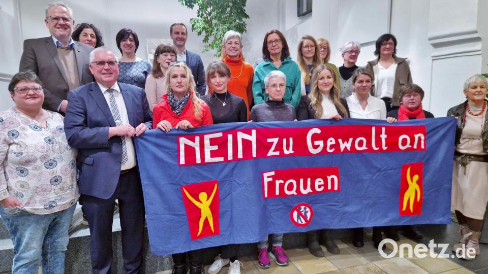 Am Aktionstag „Nein zu Gewalt an Frauen!“ versammeln sich in der Schwandorfer Spitalkirche zahlreiche Gäste, Organisationen und Initiativen. Eingeladen hatte Helga Forster (rechts), Gleichstellungsbeauftragte des Landkreises. Bild: Thomas Dobler
