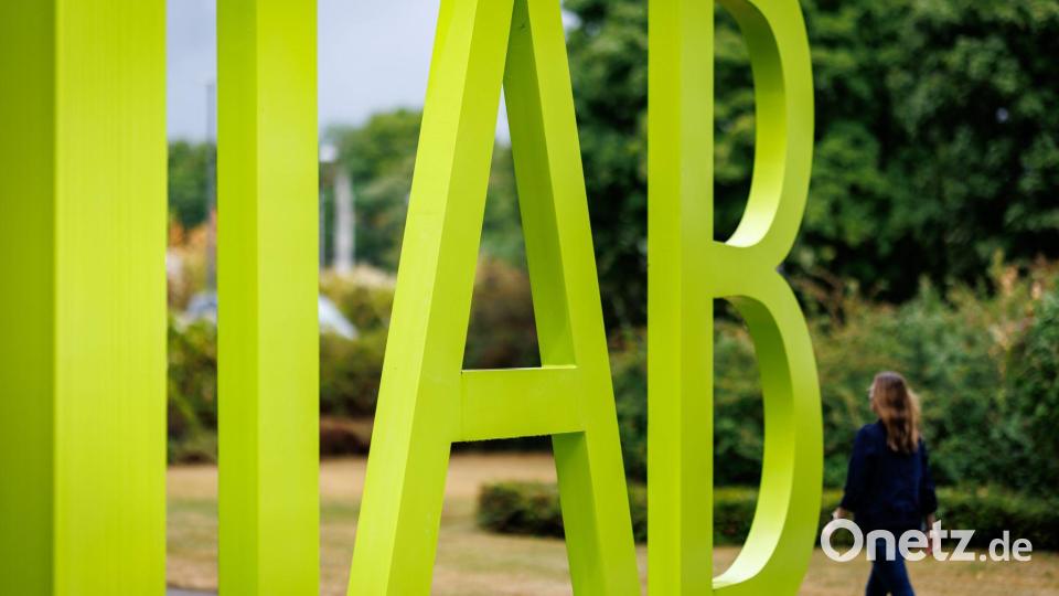 Die Umfrage des IAB kommt zu optimistischeren Ergebnissen als die des Ifo. (Archivbild) Bild: Daniel Karmann/dpa