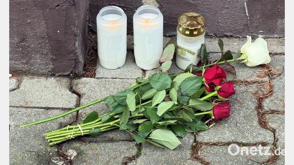 Am Tatort wurden Kerzen und Blumen abgelegt. Bild: Thorsten Kremers/Thorsten Kremers/dpa/dpa