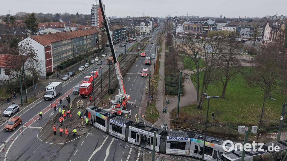 Nach der Entgleisung wurde ein Schwerlastkran angefordert. Bild: David Young/dpa