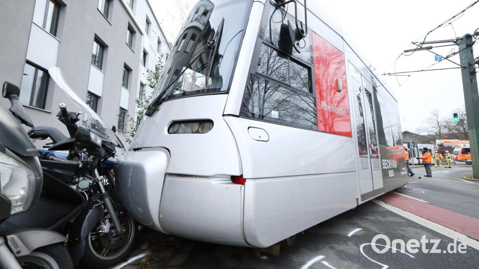 Die Straßenbahn entgleiste. Bild: David Young/dpa