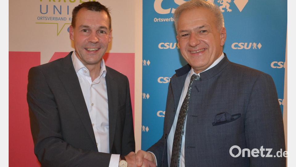 Landrat Roland Grillmeier (rechts) gratuliert Bürgermeisterkandidat Andreas Malzer. Bild: jr