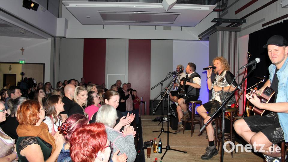Die Troglauer sorgten am Samstagabend für ausgelassene Stimmung im Foyer der Mehrzweckhalle. Bild: stg