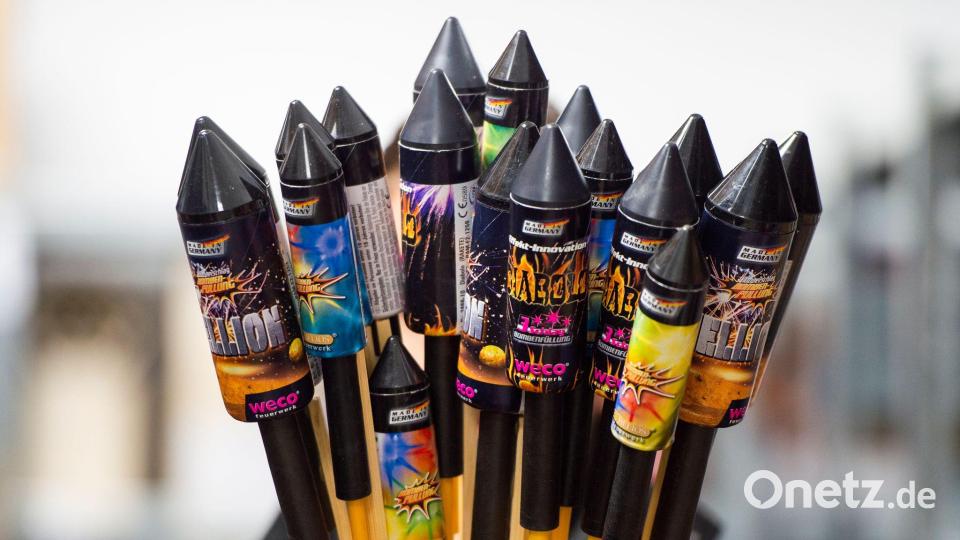 Für einige sind Silvesterraketen der größte Spaß des Jahres. (Archivbild) Bild: Christophe Gateau/Deutsche Presse-Agentur GmbH/dpa