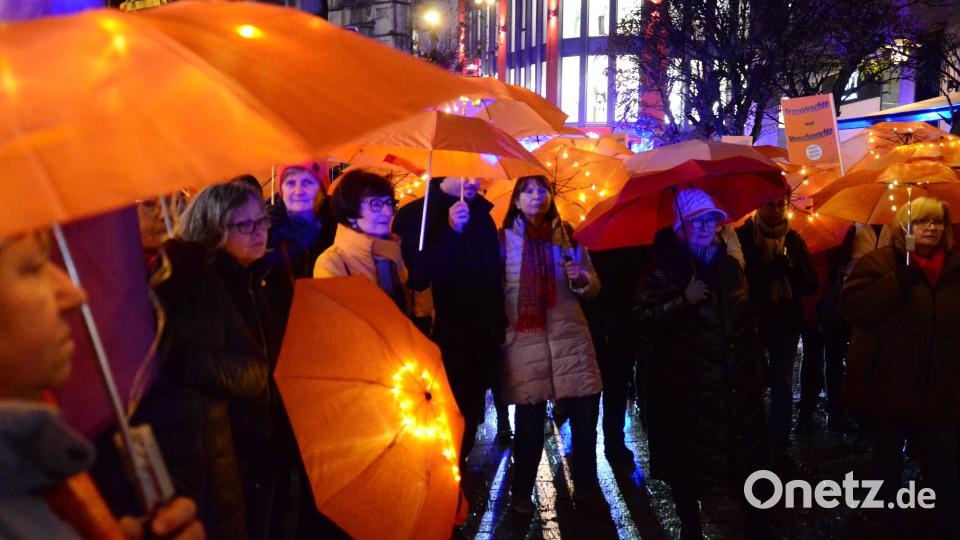Der Orange Walk macht Halt am Issy-les-Moulineaux-Platz. Bild: Kunz