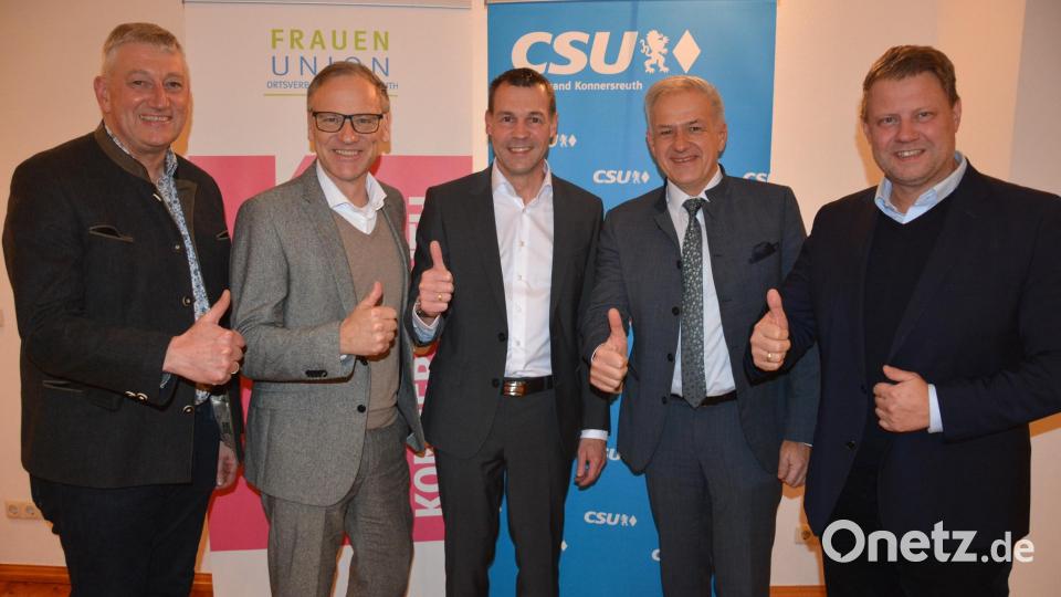 Gemeinsam an einem Strang ziehen wollen die Nachbar-Bürgermeister und der Landrat mit dem Konnersreuther Bürgermeisterkandidaten Andreas Malzer (Mitte). Zur Nominierung gratulierten (von links) zweiter Bürgermeister Markus Scharnagl, Bürgermeister Bernd Sommer (beide Waldsassen), Landrat Roland Grillmeier und Mitterteichs Bürgermeister Stefan Grillmeier. Bild: jr
