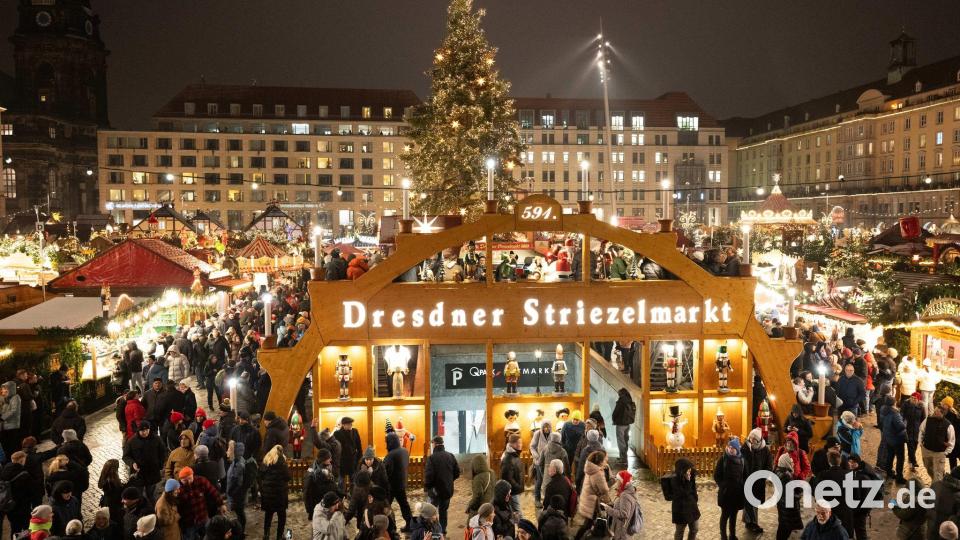 Hell erleuchtet ist ein überdimensionaler Schwibbogen auf dem 591. Dresdner Striezelmarkt zur Eröffnung. Bild: Sebastian Kahnert/dpa