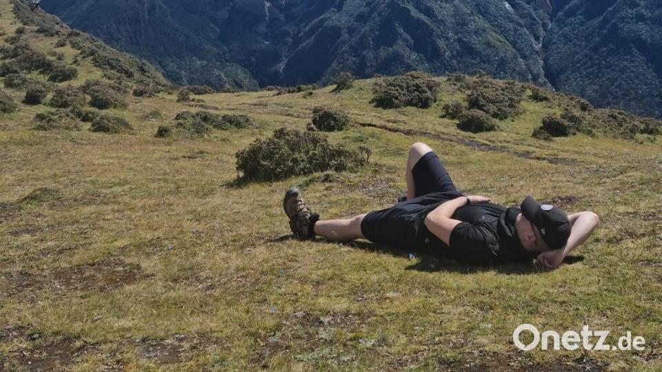 Noch unterhalb der Schneegrenze: Pause auf einem Plateau. Bild: Peter Schröder