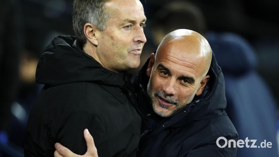 Manchester Citys Trainer Pep Guardiola (r) umarmt Bayer Leverkusens Cheftrainer Kasper Hjulmand vor dem Spiel. Bild: Nick Potts/PA Wire/dpa
