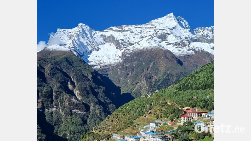 Blick von Namche Bazar auf die schneebedeckten Berge im Himalaya. Bild: Peter Schröder