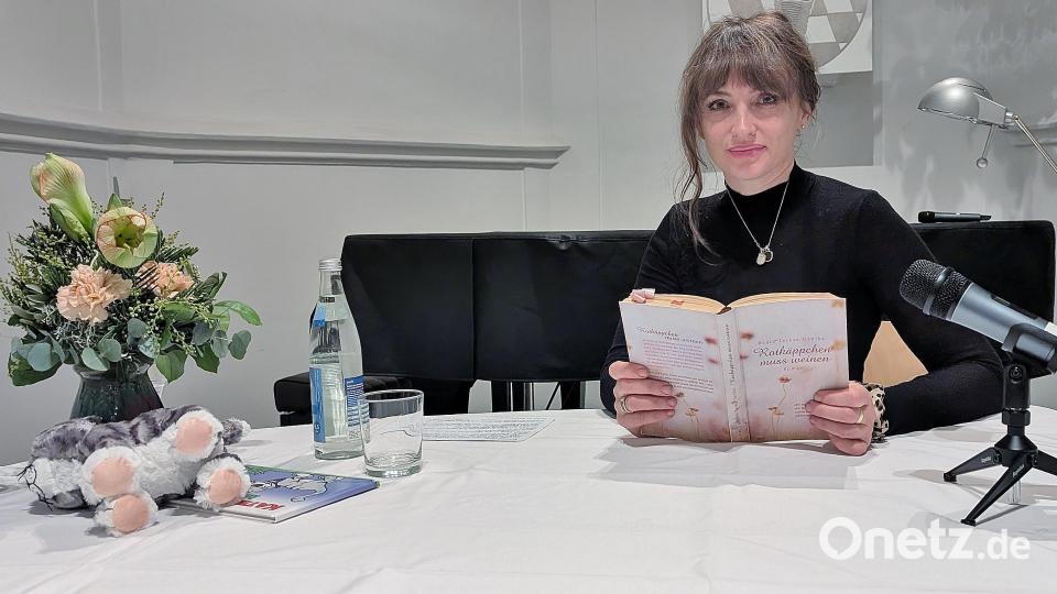 Die Regensburger Autorin Beate Teresa Hanika liest aus ihrem Buch "Rotkäppchen muss weinen". Bild: Thomas Dobler