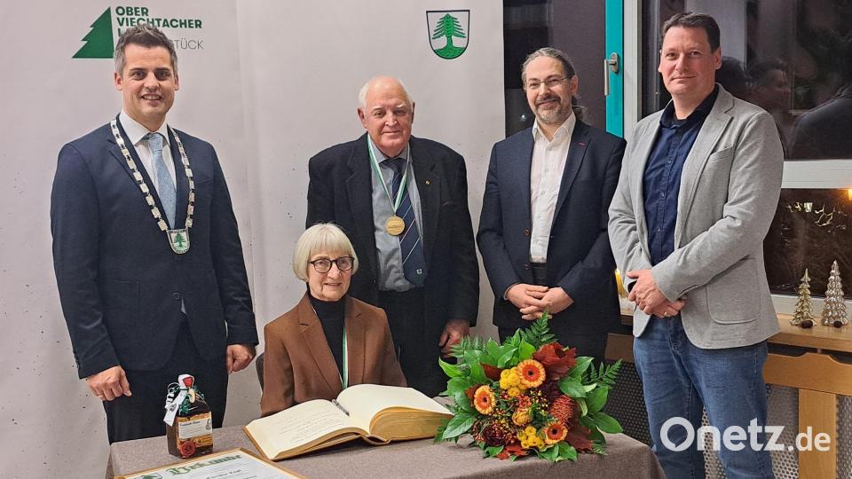 Die neuen Ehrenbürger der Stadt Oberviechtach, Christa Zapf und Reinhold Malzer (Dritter von links) durften sich in das Goldene Buch eintragen. Bild: wel