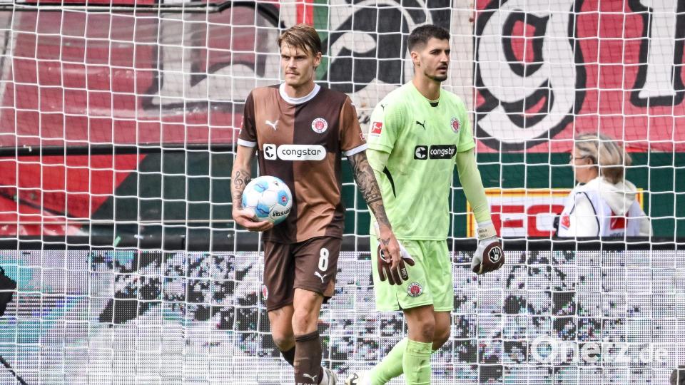 In München wartet auf St. Paulis Abwehrchef Eric Smith (l) und Torwart Nikola Vasilj viel Arbeit. Bild: Harry Langer/dpa