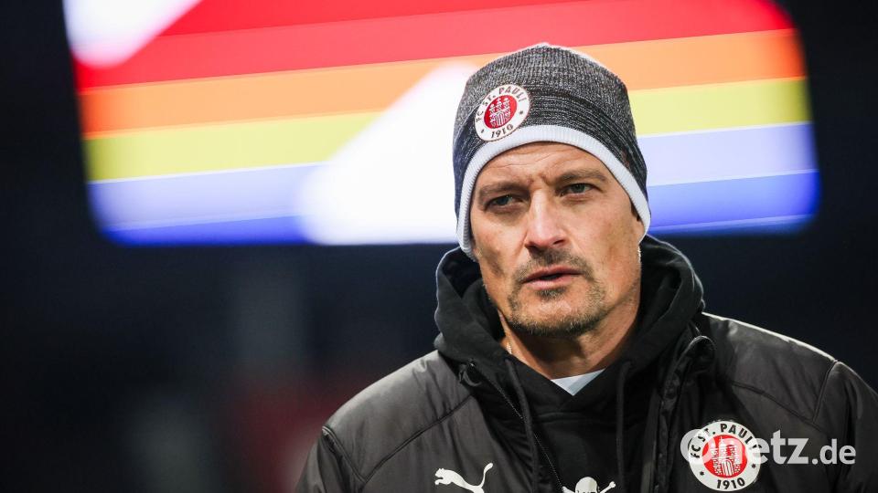 Erlebt sportlich seine schwerste Zeit beim FC St. Pauli: Cheftrainer Alexander Blessin Bild: Christian Charisius/dpa