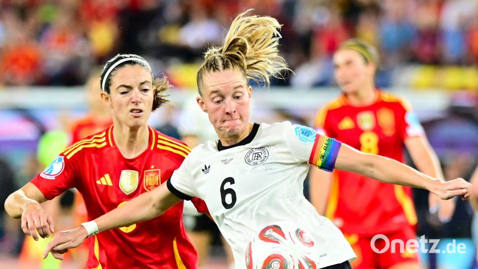 Janina Minge (r) will sich im Hinspiel einen Vorteil mit der DFB-Elf gegen die Spanierinnen um Aitana Bonmatí verschaffen. (Archivbild) Bild: Sebastian Christoph Gollnow/dpa