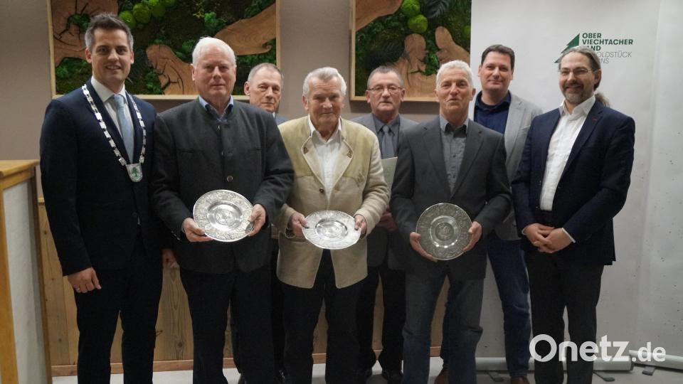 Bürgermeister Rudolf Teplitzky (links) und die Fraktionssprecher Alexander Ried und Thomas Teich (von rechts) gratulieren den ehrenamtlich engagierten Persönlichkeiten, die den Ehrenteller der Stadt überreicht bekamen: Josef Hauer (von links), Robert Hoffmann, Siegfried Plößl, Johann Roßmann und Josef Bauer. Bild: wel