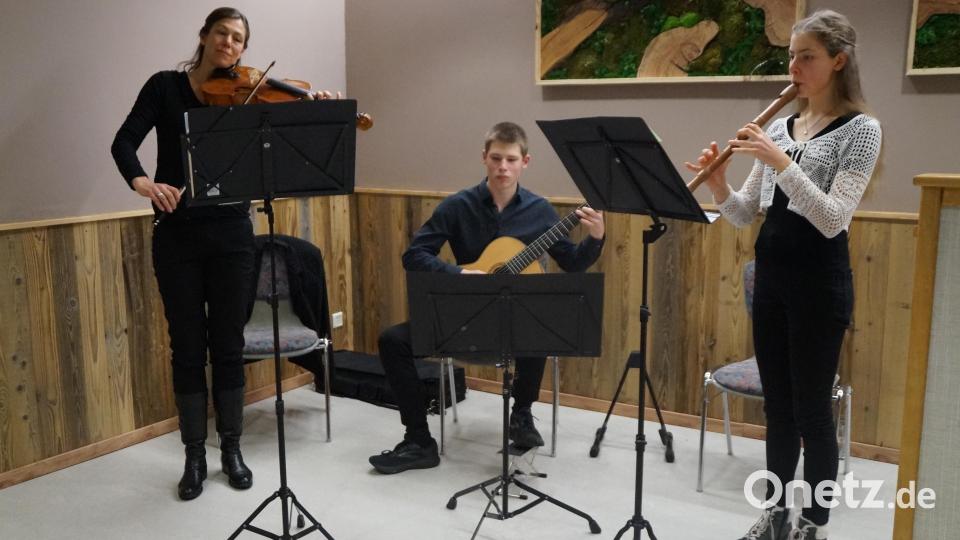 Familie Schäufl mit Katrin, Tim und Elisa (von links) sorgte für die musikalische Umrahmung des Festakts. Bild: wel
