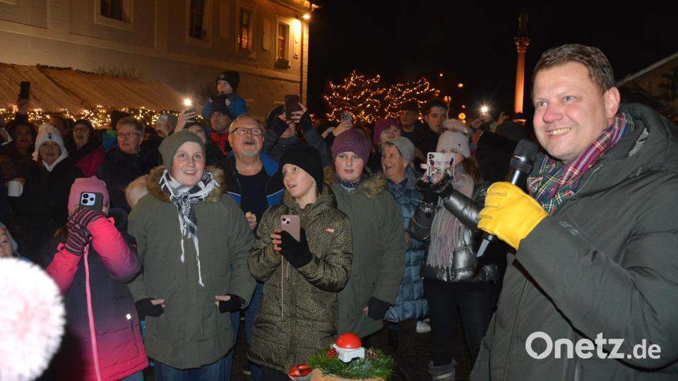 Bürgermeister Stefan Grillmeier (rechts) entzündete die Weihnachtsbeleuchtung in Mitterteich, die heuer sogar noch erweitert wurde. Bild: jr