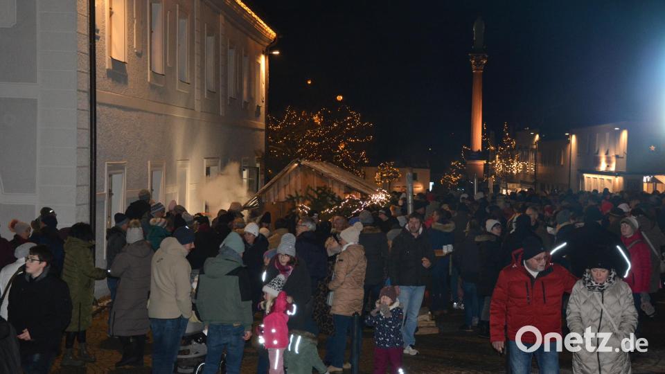 Mitterteich erstrahlt zur staaden Zeit mit einer Weihnachtsbeleuchtung. Bild: jr