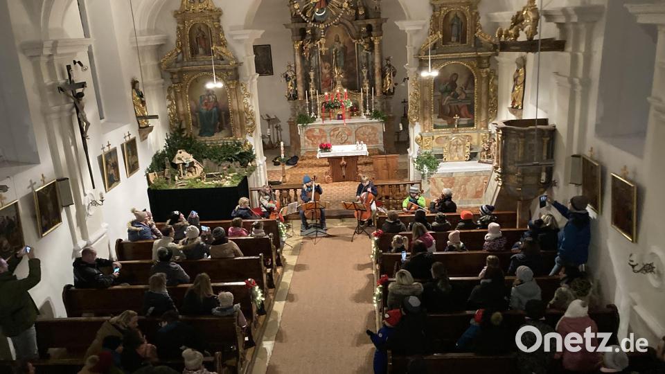 Die Cellogruppe unter der Leitung von Ute Sommer stimmen auch diesmal auf Weihnachten ein. Bild: sl