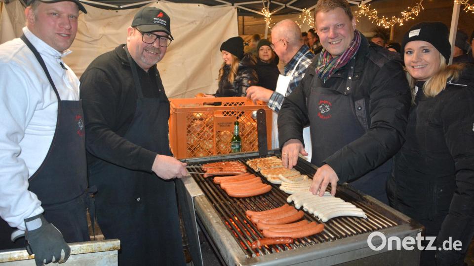 Bürgermeister Stefan Grillmeier (Zweiter von rechts) und seine Frau Andrea packten beim Ausbraten fleißig mit an, damit seine Bürgerinnen und Bürger gut bedient werden. Bild: jr