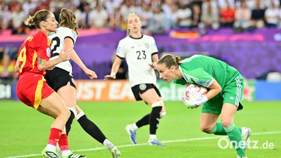 Tragische Torhüterin: Ann-Katrin Berger unterlief bei Spaniens Tor im EM-Halbfinale ein kleiner, aber entscheidender Fehler. Bild: Sebastian Christoph Gollnow/dpa
