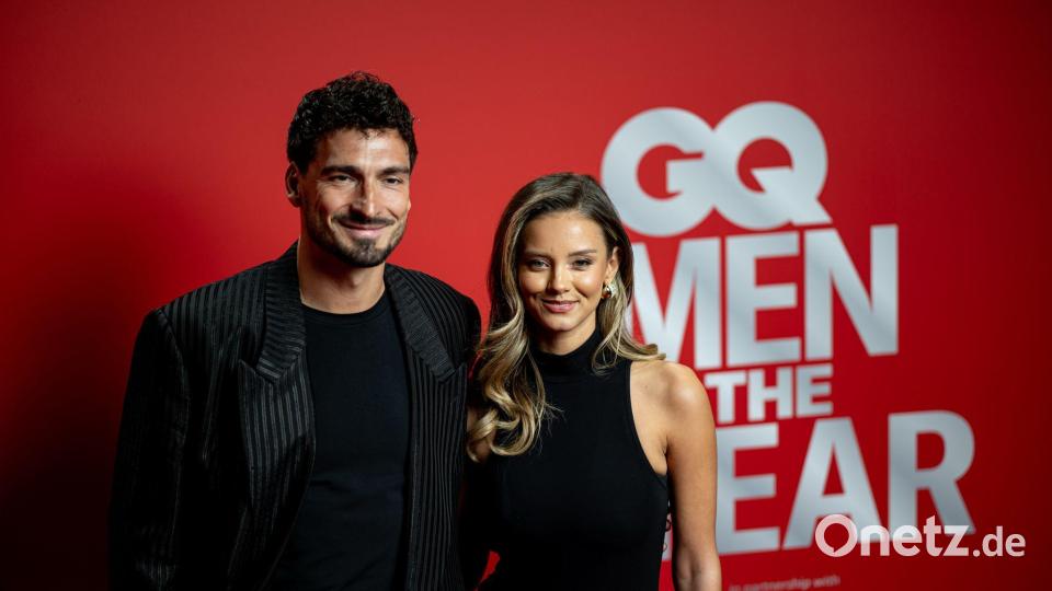 Mats Hummels kam mit Nicola Cavanis zur Verleihung des GQ-Awards. Bild: Fabian Sommer/dpa