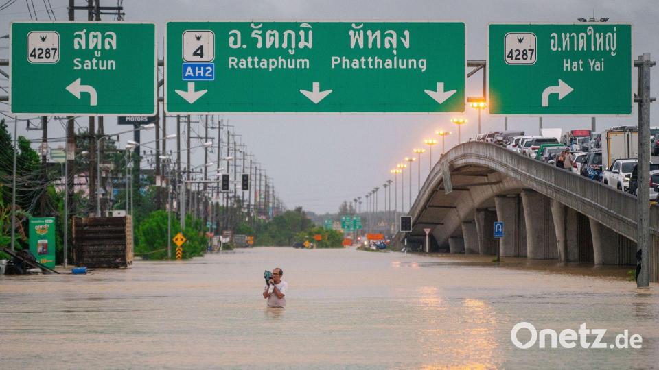Straßen in Südthailand stehen teils meterhoch unter Wasser Bild: -/XinHua/dpa