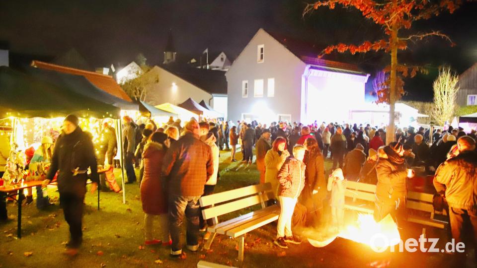 Die Feuerstellen auf dem Dofplatz markieren am 13. Dezember die Fläche für dei Fete an der im Vorahr zahlreiche Gäste teilnahmen Bild: war