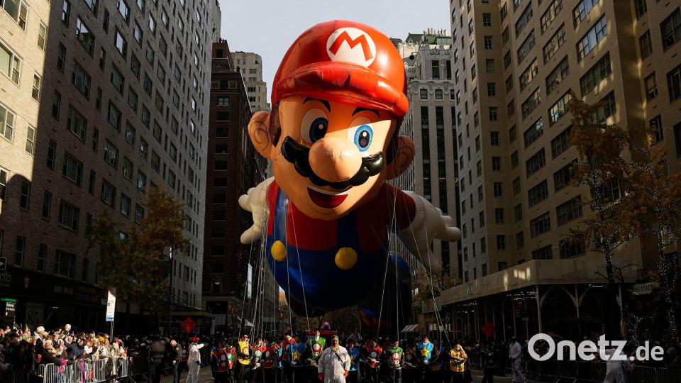 Super Mario kann fliegen -  ein Mario-Ballon schwebt während der Macy&#039;s Thanksgiving Day Parade die Sixth Avenue hinunter. Bild: Eduardo Munoz Alvarez/AP/dpa