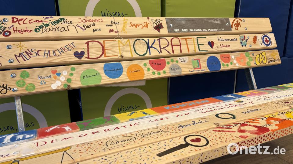 Die Bank hat an mehreren Stationen halt gemacht. Die Teilnehmer konnten ihrer Kreativität zum Thema Menschenwürde freien Lauf lassen. Bild: Nils Ganzmann