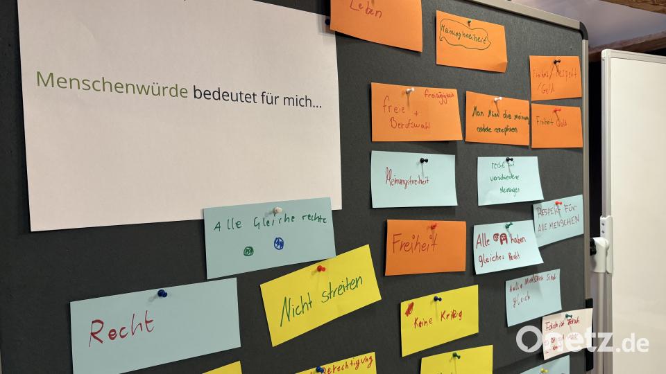 Bei der Pop-Up Veranstaltung in der Regionalbibliothek sammelte Oberpfalz-Medien die Gedanken der Schüler zum Thema Menschenwürde. Bild: Nils Ganzmann