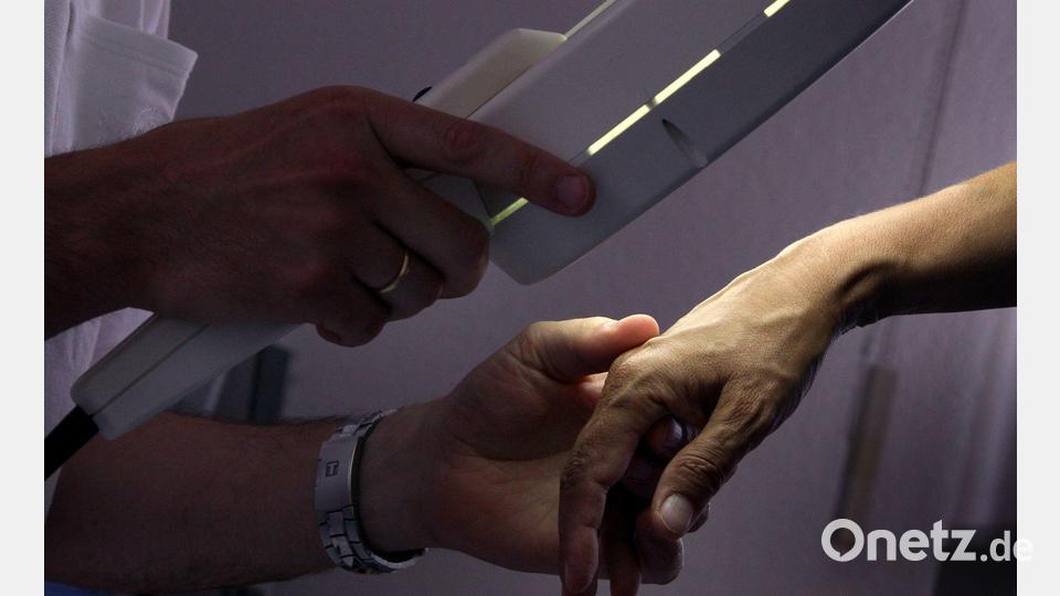 Auch präventive Untersuchungen auf Hautkrebs können Todesfälle verhindern. (Symbolbild) Bild: Karl-Josef Hildenbrand/dpa