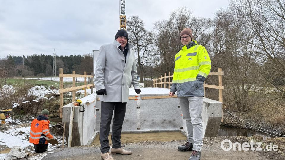 Oberbürgermeister Oliver Weigel und Maximilian Weismeier, Sachgebietsleiter Tiefbau, sehen sich den Baufortschritt in Wölsau an. Bild: Stadt Marktredwitz