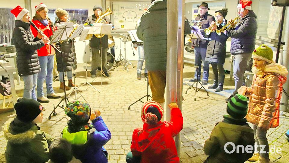 Die Blaskapelle Etzenricht setzt die musikalischen Akzente bei der Dorfweihnacht und die Musiker mobilisieren wie im Vorjahr sicher ihren eigenen Fanclub ereicht Bild: war