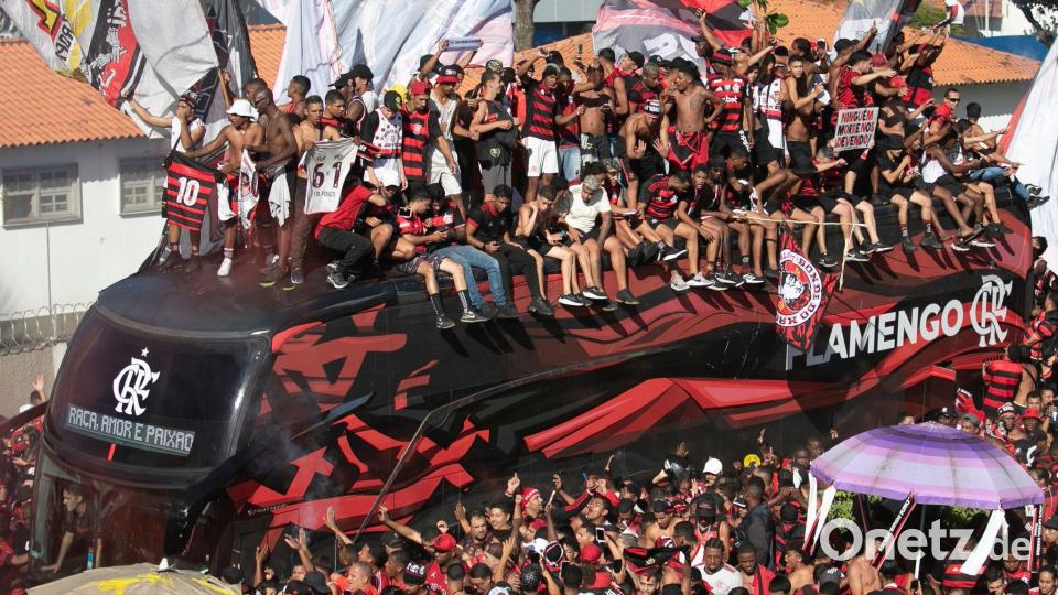 Flamengo-Fußballfans verabschieden in Rio de Janeiro ihre Mannschaft. Bild: Bruna Prado/AP/dpa