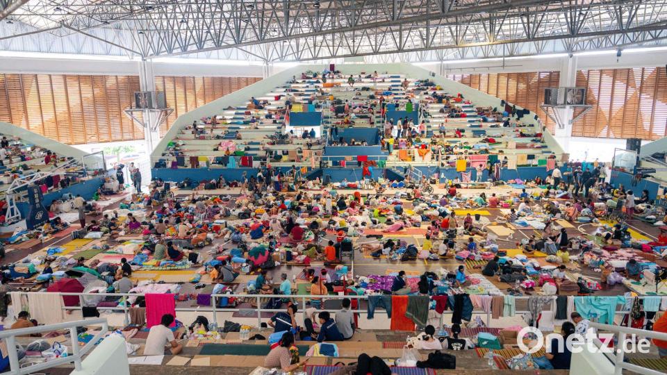 Hochwasserkatastrophe - Evakuierungszentrum in Thailand Bild: Arnun Chonmahatrakool/AP/dpa