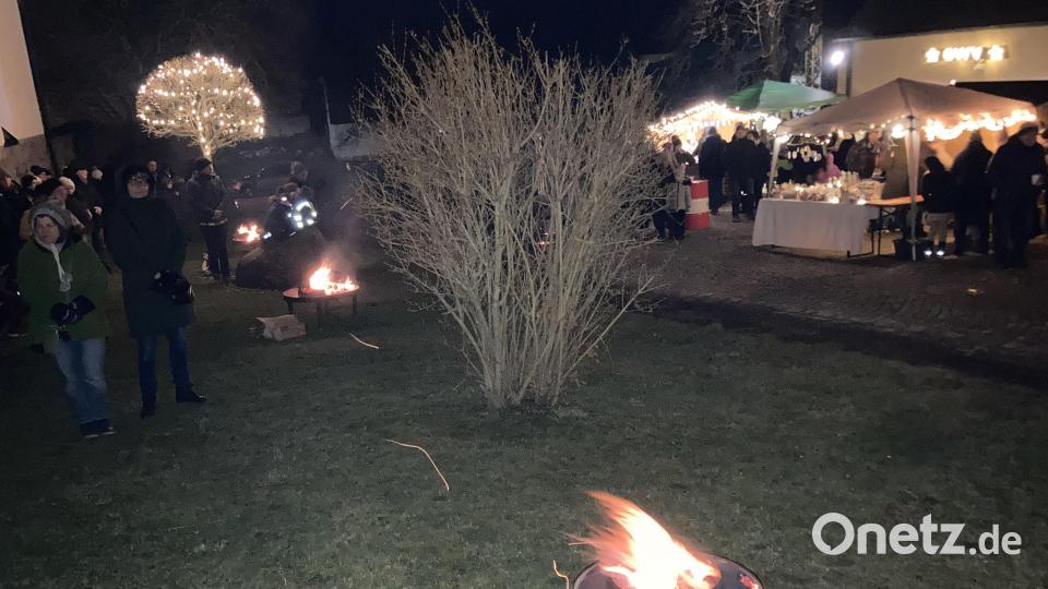 Die Lagerfeuer sorgen für Licht und Wärme Bild: sl