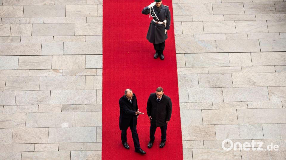 Bundeskanzler Friedrich Merz (l, CDU) empfängt Kristen Michal, Ministerpräsident von Estland, vor einem bilateralen Gespräch im Kanzleramt. Bild: Michael Kappeler/dpa