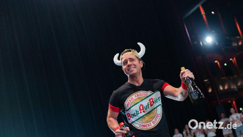 Markenbotschafter Lorenz Büffel brachte zur Pressekonferenz gleich mal etwas zu trinken mit. Bild: Rolf Vennenbernd/dpa