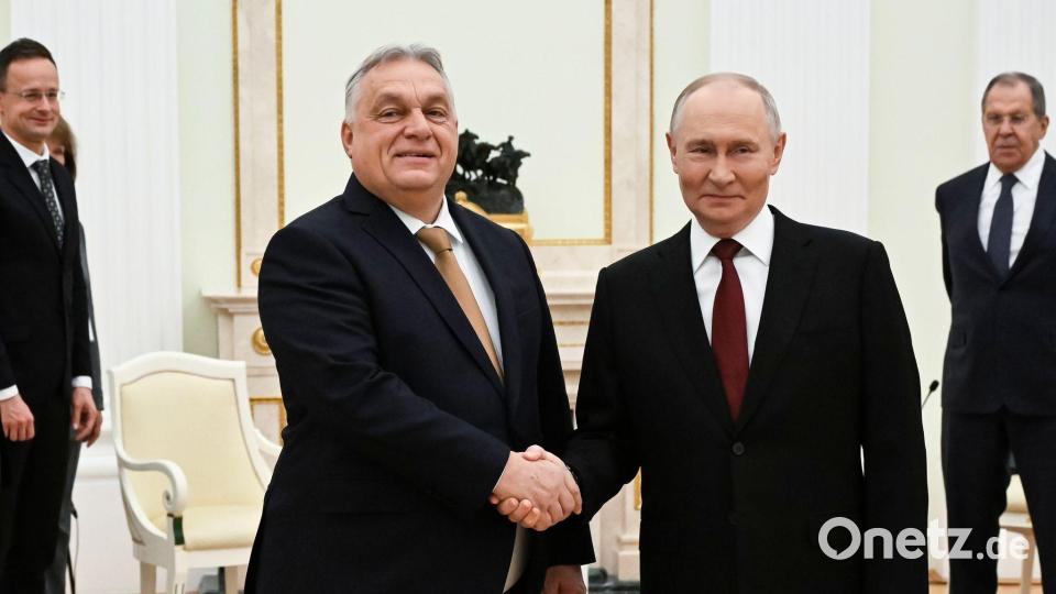 Kremlchef Wladimir Putin (r) und der ungarische Ministerpräsident Viktor Orban sprechen im Kreml über einen möglichen Gipfel in Budapest mit US-Präsident Donald Trump. Bild: Alexander Nemenov/Pool AFP via AP/dpa