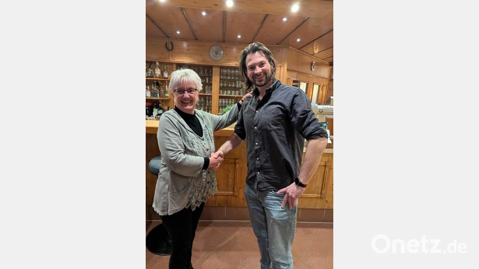 Der Landratskandidat der Linken im Kreis Amberg-Sulzbach wurde auf der Aufstellungsversammlung nominiert. Uschi Maxim (links) und Christian Neiswirth (rechts). Bild: Die Linke Mittlere Oberpfalz (Francesco Giacalone)