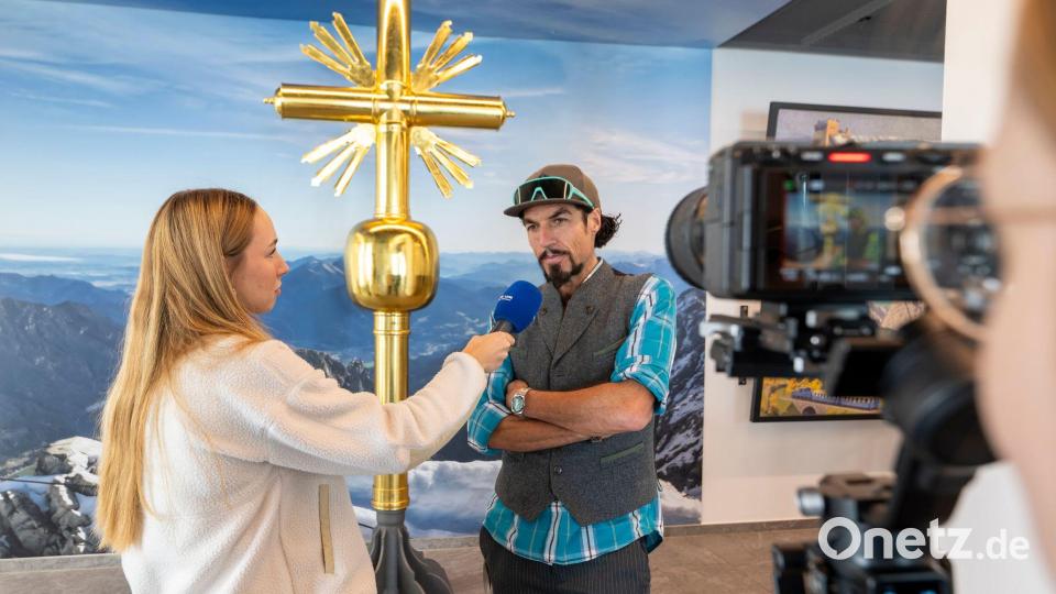 Ein Abbild des Kreuzes von Künstler Bernhard Rieger in der Bergstation ist offiziell für Aufkleber zugelassen. (Archivbild) Bild: Peter Kneffel/dpa