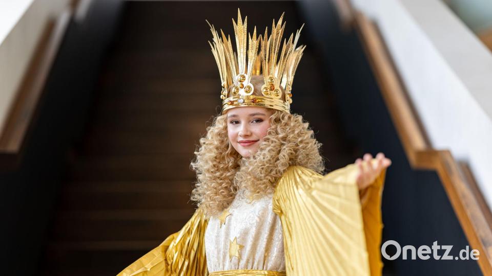 Die Schülerin Nora Falk ist 2025/26 das Nürnberger Christkind. (Archivbild) Bild: Daniel Karmann/dpa