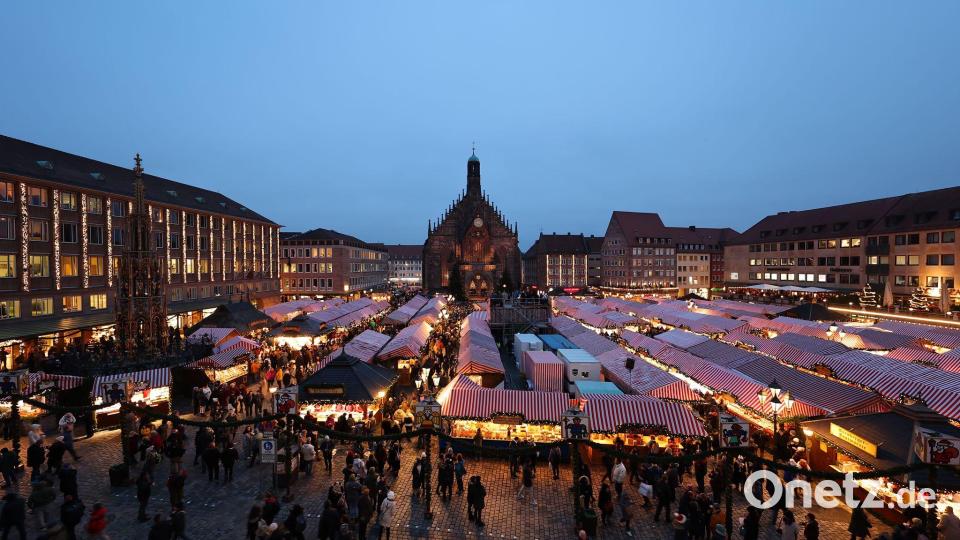 An rund 160 Ständen mit den typischen rot-weiß gestreiften Stoffdächern können sich die Besucherinnen und Besucher auf Weihnachten einstimmen. Bild: Daniel Karmann/dpa