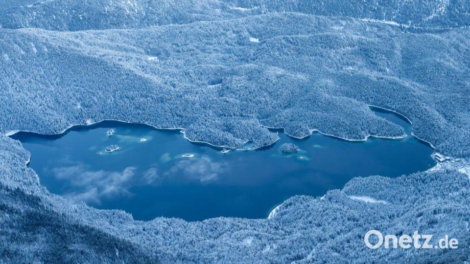 Der Eibsee im winterlichen Gewand Bild: Peter Kneffel/dpa