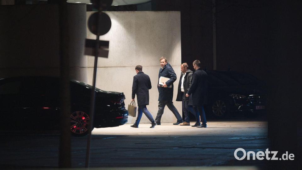 Nach fast sechs Stunden haben die Spitzen von Union und SPD ihre Beratungen beendet. Bild: Paul Zinken/dpa