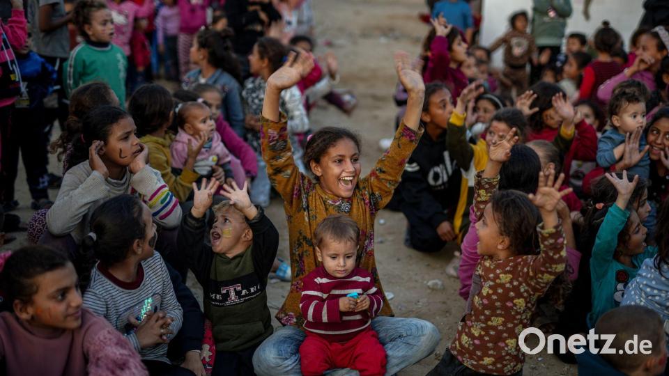 Unbeschwerte Momente: Flüchtlingskinder sehen sich bei einer Vorführung während der Waffenruhe im Gaza-Krieg Zeichentrickfilme an. Bild: Omar Ashtawy/APA Images via ZUMA Press Wire/dpa