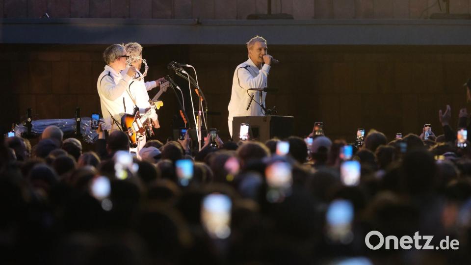 Bei einem Überraschungskonzert in Chemnitz hatte Kraftklub das neue Album „Sterben in Karl-Marx-Stadt“ Ende Mai angekündigt. Nun erscheint es am 28. November. (Archivbild) Bild: Sebastian Willnow/dpa